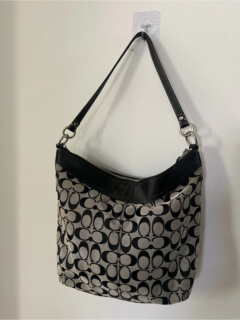 Y/k Coach Black and Tan Signature Canvas Hobo Bag